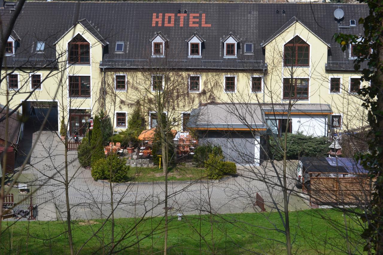 Elegant-Hotel "Zur Burg" Posterstein Exterior photo